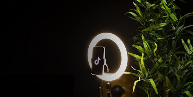 Konix - GEEK STAR LED Körlámpa + Selfie állvány + Telefon tartó