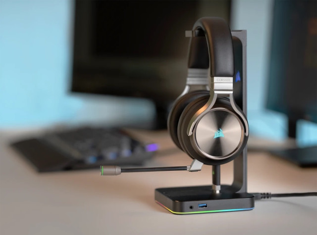 CORSAIR ST100 RGB Premium Fejhallgató Állvány, 7.1 beépített hangkártyával