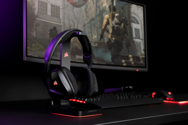 CORSAIR ST100 RGB Premium Fejhallgató Állvány, 7.1 beépített hangkártyával