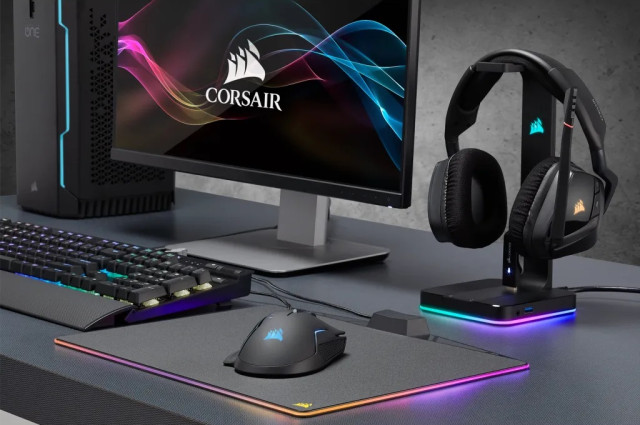 CORSAIR ST100 RGB Premium Fejhallgató Állvány, 7.1 beépített hangkártyával