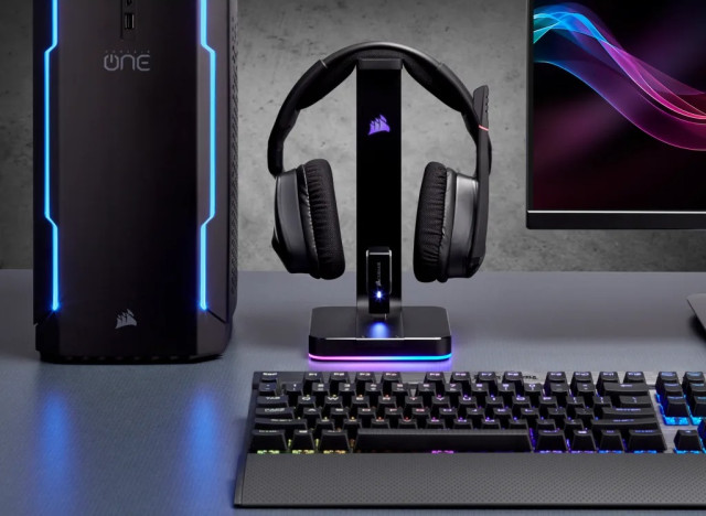 CORSAIR ST100 RGB Premium Fejhallgató Állvány, 7.1 beépített hangkártyával