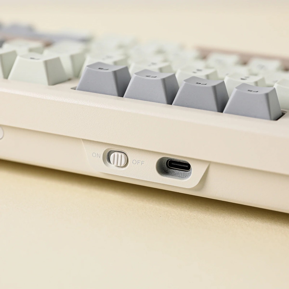 EPOMAKER Galaxy70 alumíniumházának széle és USB-C csatlakozója közelről
