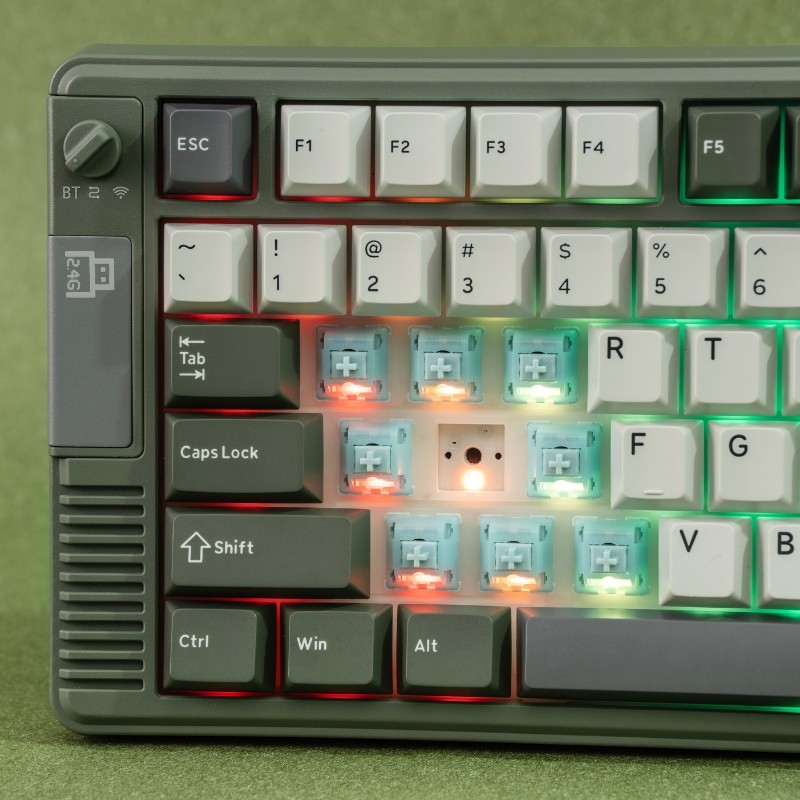 EPOMAKER RT85 Black kapcsolói levett kupakokkal és RGB háttérvilágítással